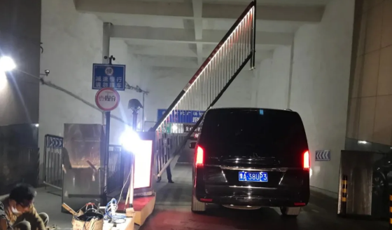 萬廈物業(yè)停車場抬桿放行,開到一半車卻被桿砸了